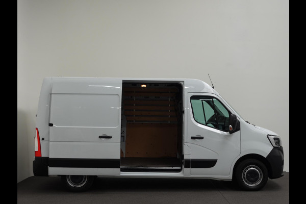 Renault Master T35 2.3 dCi 135PK L2H2 Airco Cruise Control Camera Nav PDC V+A Trekhaak 270° Deuren