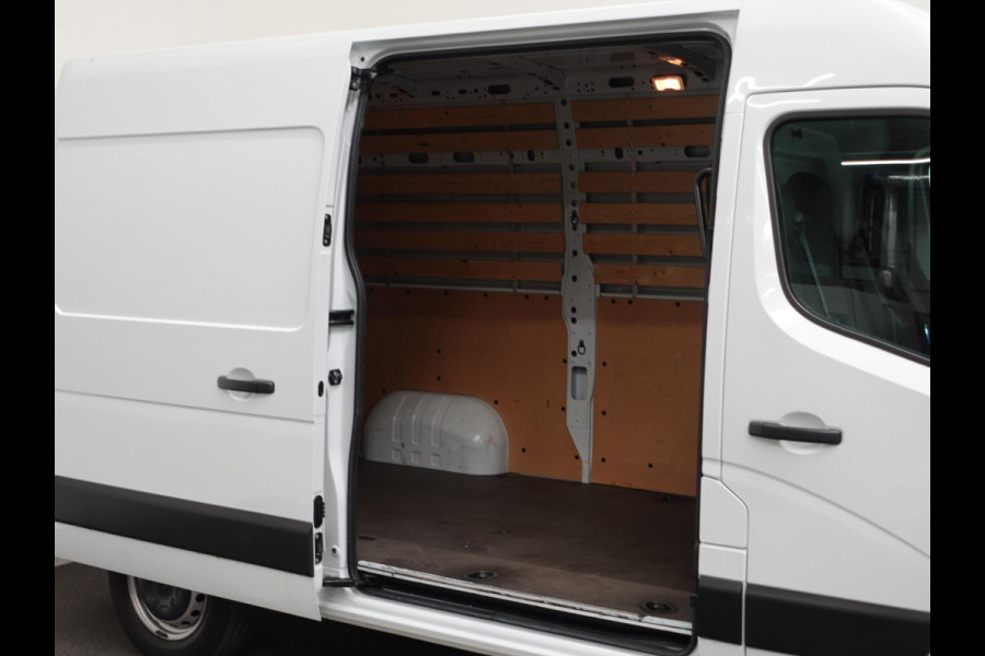 Renault Master T35 2.3 dCi 135PK L2H2 Airco Cruise Control Camera Nav PDC V+A Trekhaak 270° Deuren