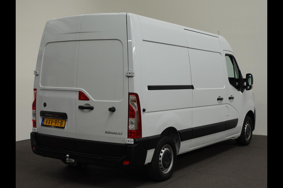 Renault Master T35 2.3 dCi 135PK L2H2 Airco Cruise Control Camera Nav PDC V+A Trekhaak 270° Deuren