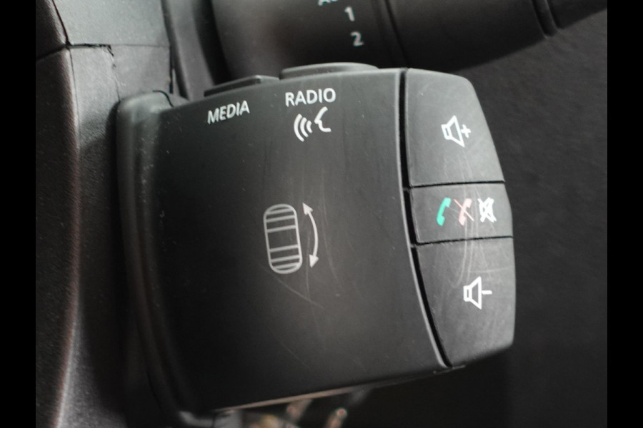 Renault Master T35 2.3 dCi 135PK L2H2 Airco Cruise Control Camera Nav PDC V+A Trekhaak 270° Deuren