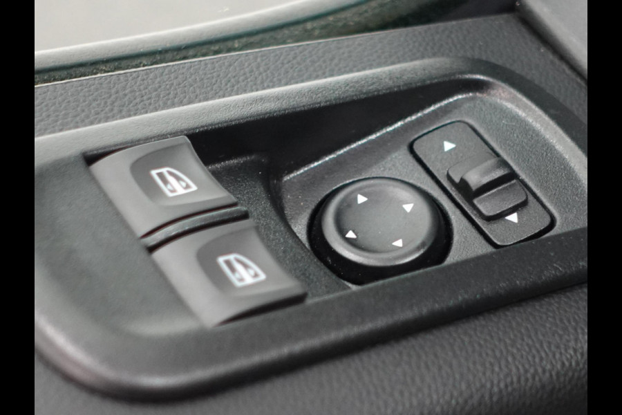 Renault Master T35 2.3 dCi 135PK L2H2 Airco Cruise Control Camera Nav PDC V+A Trekhaak 270° Deuren