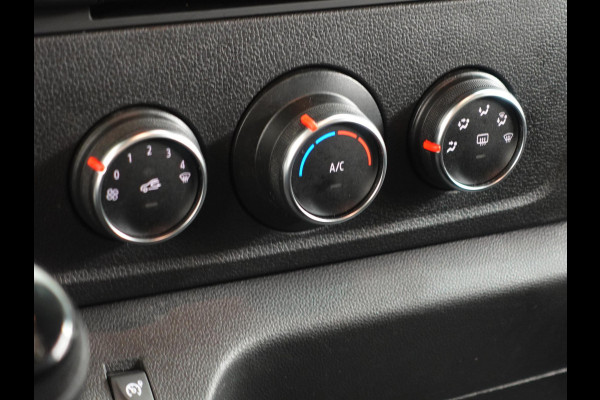 Renault Master T35 2.3 dCi 135PK L2H2 Airco Cruise Control Camera Nav PDC V+A Trekhaak 270° Deuren