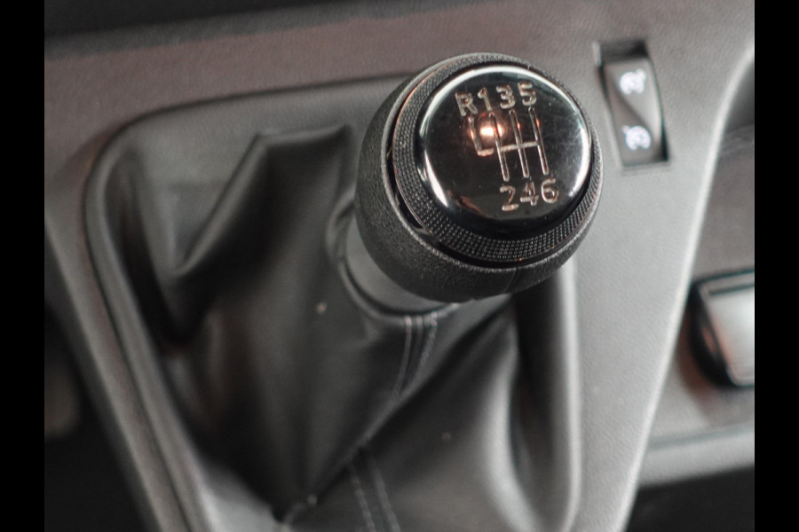Renault Master T35 2.3 dCi 135PK L2H2 Airco Cruise Control Camera Nav PDC V+A Trekhaak 270° Deuren