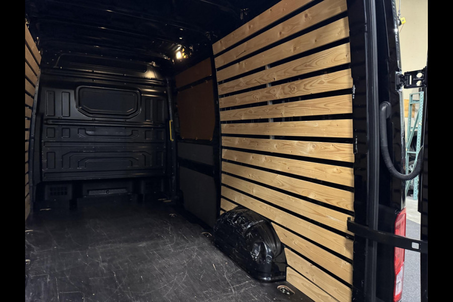 Volkswagen Crafter 2.0 TDI 177pk Automaat L3H3 / L2H2 Highline Camera Carplay Trekhaak Cruise control  Massage stoel