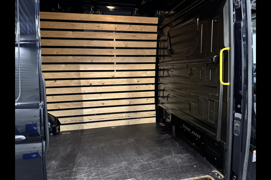 Volkswagen Crafter 2.0 TDI 177pk Automaat L3H3 / L2H2 Highline Camera Carplay Trekhaak Cruise control  Massage stoel