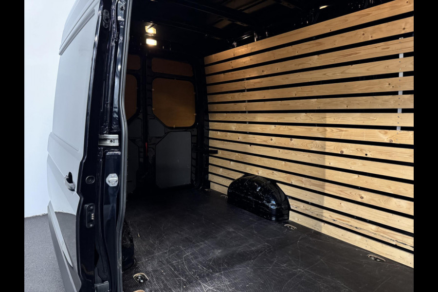 Volkswagen Crafter 2.0 TDI 177pk Automaat L3H3 / L2H2 Highline Camera Carplay Trekhaak Cruise control  Massage stoel