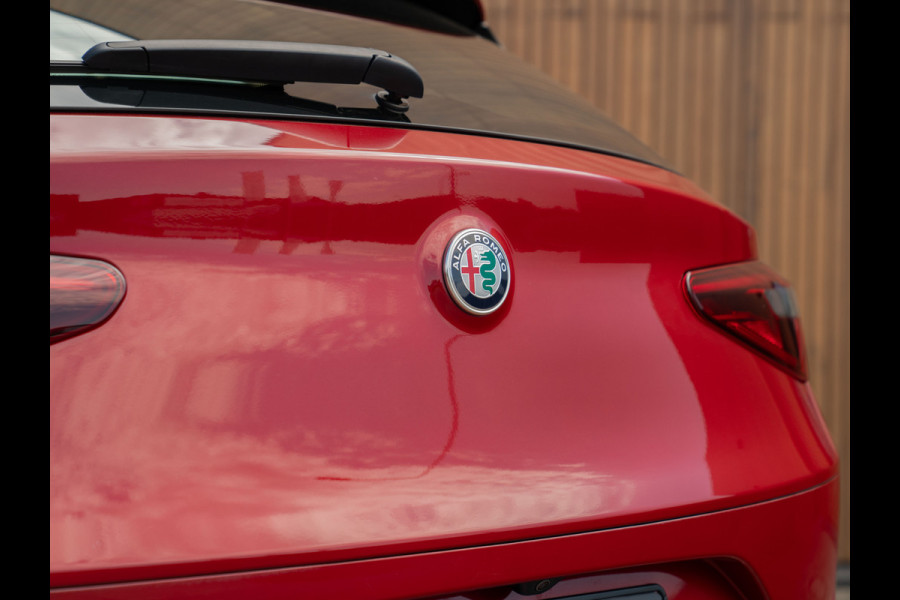 Alfa Romeo Stelvio 2.9 V6 AWD Quadrifoglio | Panoramadak | Rosso Competizione | Lederen dashboard