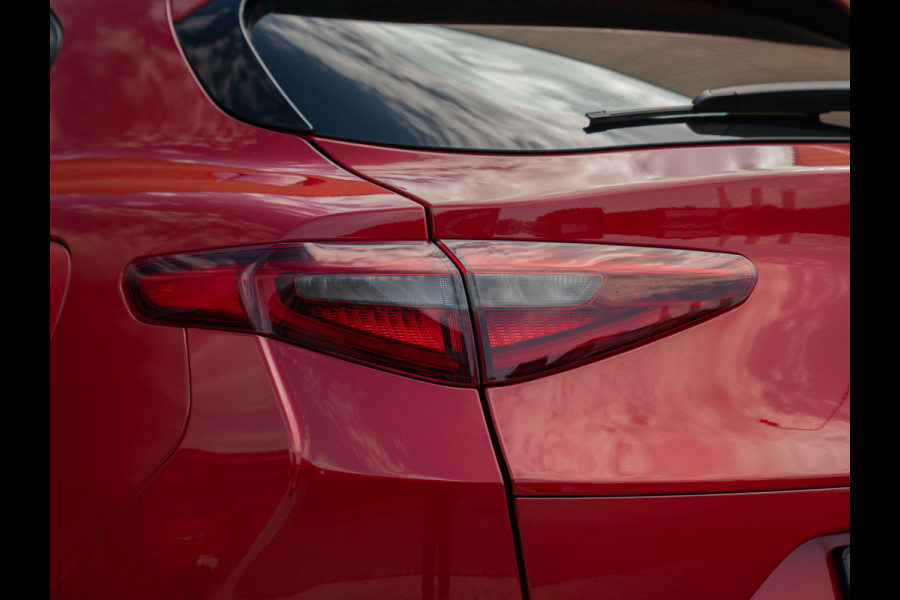 Alfa Romeo Stelvio 2.9 V6 AWD Quadrifoglio | Panoramadak | Rosso Competizione | Lederen dashboard