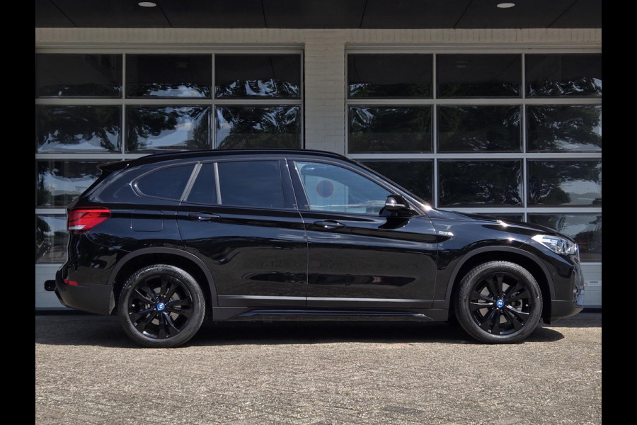 BMW X1 xDrive25e Sport Line | SPORTSTOELEN | LEDER | 18 INCH VELGEN |