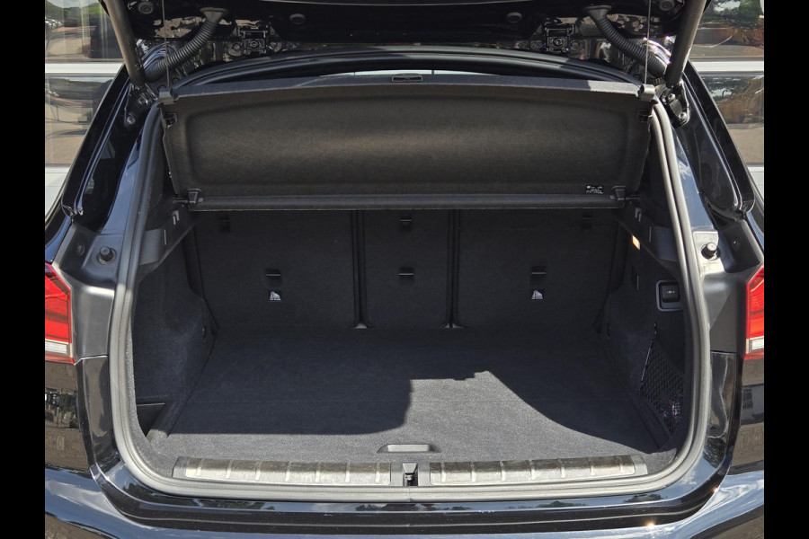 BMW X1 xDrive25e Sport Line | SPORTSTOELEN | LEDER | 18 INCH VELGEN |