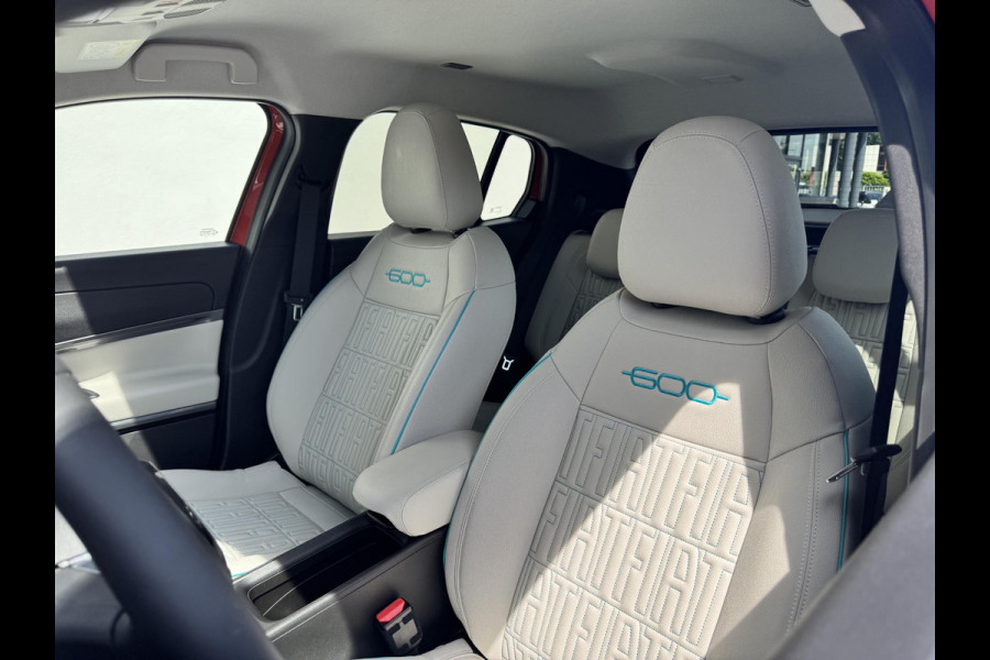 Fiat 600E La Prima 54 kWh | Lederen bekleding | Elektr. achterklep | Zeer compleet | Prijs is rijklaar