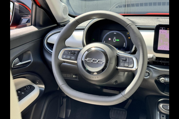 Fiat 600E La Prima 54 kWh | Lederen bekleding | Elektr. achterklep | Zeer compleet | Prijs is rijklaar