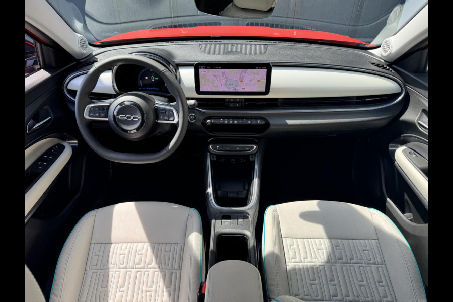 Fiat 600E La Prima 54 kWh | Lederen bekleding | Elektr. achterklep | Zeer compleet | Prijs is rijklaar