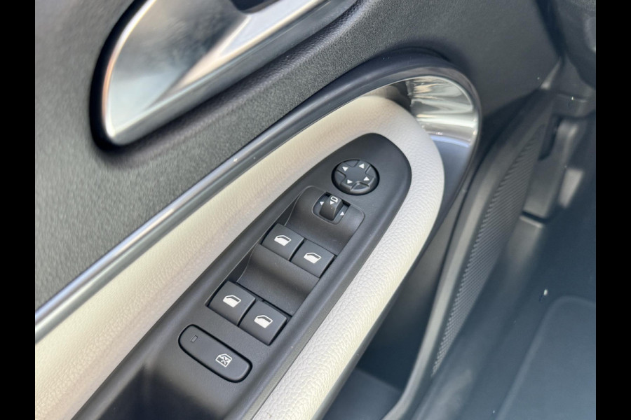 Fiat 600E La Prima 54 kWh | Lederen bekleding | Elektr. achterklep | Zeer compleet | Prijs is rijklaar