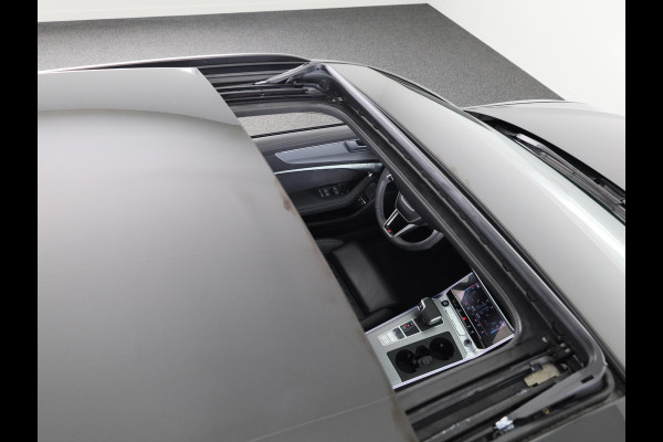 Audi A6 Avant 55 TFSI e quattro S edition Competition 367 pk S-tronic | Nappa leder | Navigatie | Panoramadak | Elektr. trekhaak | Parkeersensoren (Park assist) | Rondomzicht camera | S-Line |