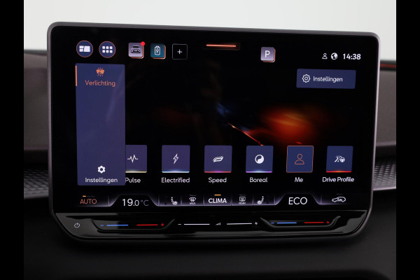 CUPRA Terramar 1.5 TSI e-Hybrid VZ Performance 272 pk Automaat (DSG) | Navigatie | Panoramadak | Parkeersensoren (Park assist) | Rondomzicht camera | Matrix LED koplampen | Lederen bekleding | Elektr. voorstoelen met geheugen |