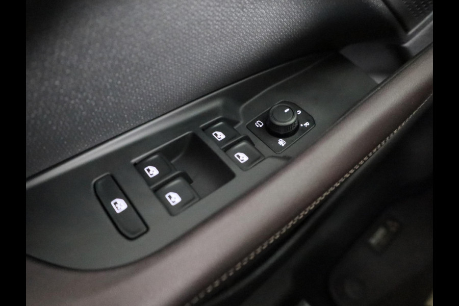 CUPRA Terramar 1.5 TSI e-Hybrid VZ Performance 272 pk Automaat (DSG) | Navigatie | Panoramadak | Parkeersensoren (Park assist) | Rondomzicht camera | Matrix LED koplampen | Lederen bekleding | Elektr. voorstoelen met geheugen |