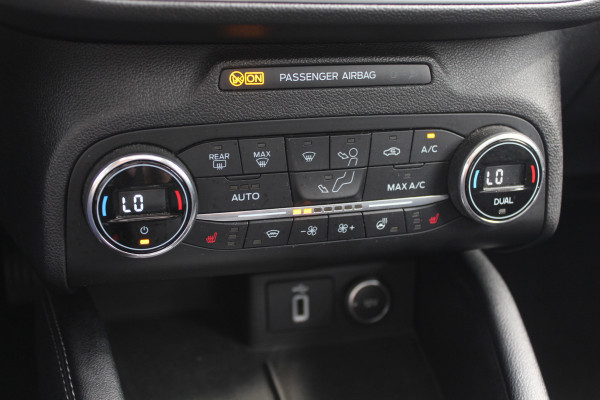 Ford FOCUS Wagon 1.0 EcoBoost Titanium Business / Trekhaak / Panoramadak / Camera / Head-up / B&O / 19'' / Keyless / Navigatie / Stuurverwarming / Dodehoek / DAB / Stoelverwarming / Cruise Control