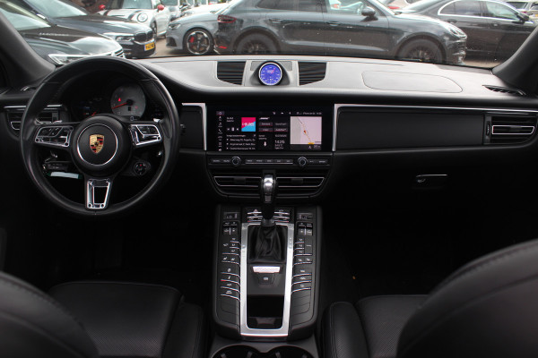 Porsche Macan 3.0 S / Trekhaak / Panoramadak / 360Camera / 21'' / Bose / Luchtvering / Stoelventilatie / Apple CarPlay / Sportstoelen / Stuurverwarming / Dodehoek / DAB / Stoelverwarming / Cruise Control