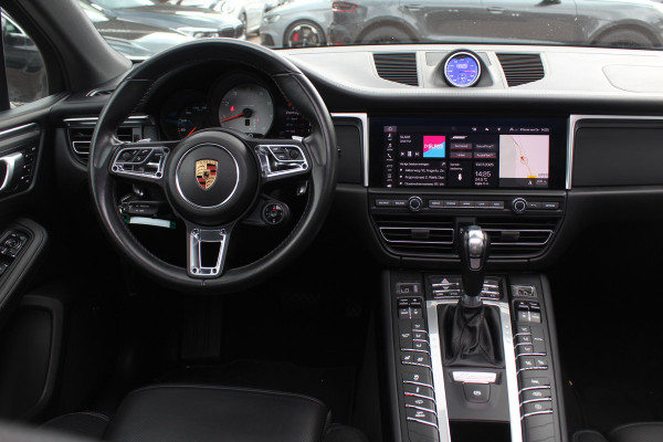 Porsche Macan 3.0 S / Trekhaak / Panoramadak / 360Camera / 21'' / Bose / Luchtvering / Stoelventilatie / Apple CarPlay / Sportstoelen / Stuurverwarming / Dodehoek / DAB / Stoelverwarming / Cruise Control