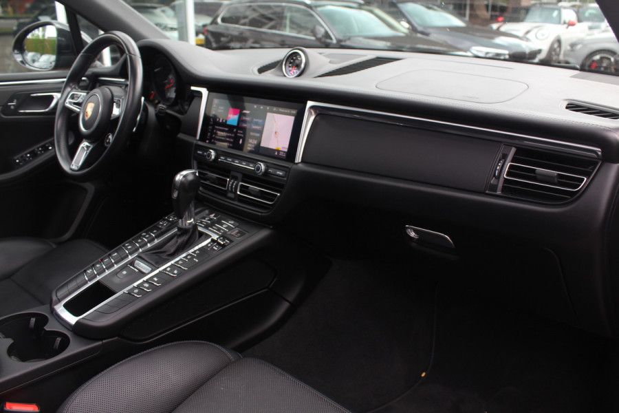 Porsche Macan 3.0 S / Trekhaak / Panoramadak / 360Camera / 21'' / Bose / Luchtvering / Stoelventilatie / Apple CarPlay / Sportstoelen / Stuurverwarming / Dodehoek / DAB / Stoelverwarming / Cruise Control