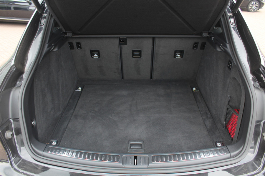 Porsche Macan 3.0 S / Trekhaak / Panoramadak / 360Camera / 21'' / Bose / Luchtvering / Stoelventilatie / Apple CarPlay / Sportstoelen / Stuurverwarming / Dodehoek / DAB / Stoelverwarming / Cruise Control