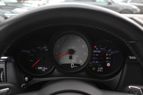 Porsche Macan 3.0 S / Trekhaak / Panoramadak / 360Camera / 21'' / Bose / Luchtvering / Stoelventilatie / Apple CarPlay / Sportstoelen / Stuurverwarming / Dodehoek / DAB / Stoelverwarming / Cruise Control