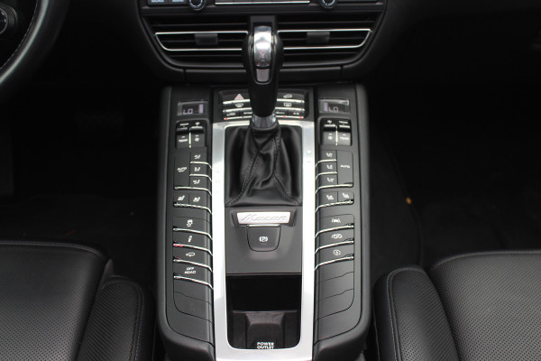 Porsche Macan 3.0 S / Trekhaak / Panoramadak / 360Camera / 21'' / Bose / Luchtvering / Stoelventilatie / Apple CarPlay / Sportstoelen / Stuurverwarming / Dodehoek / DAB / Stoelverwarming / Cruise Control