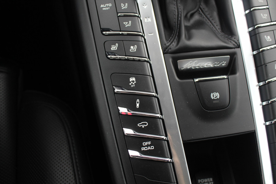 Porsche Macan 3.0 S / Trekhaak / Panoramadak / 360Camera / 21'' / Bose / Luchtvering / Stoelventilatie / Apple CarPlay / Sportstoelen / Stuurverwarming / Dodehoek / DAB / Stoelverwarming / Cruise Control