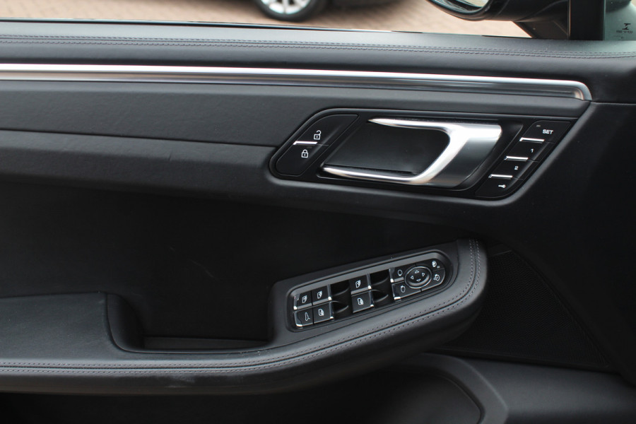 Porsche Macan 3.0 S / Trekhaak / Panoramadak / 360Camera / 21'' / Bose / Luchtvering / Stoelventilatie / Apple CarPlay / Sportstoelen / Stuurverwarming / Dodehoek / DAB / Stoelverwarming / Cruise Control