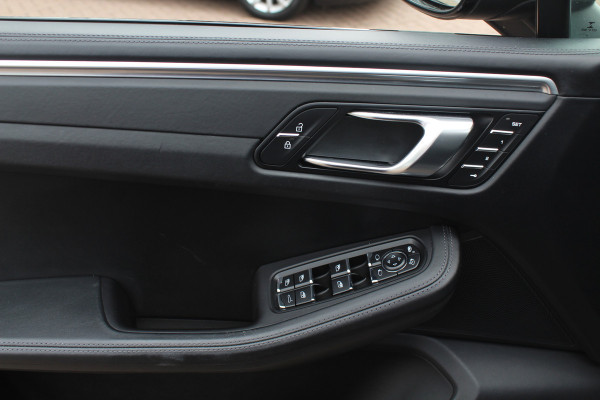 Porsche Macan 3.0 S / Trekhaak / Panoramadak / 360Camera / 21'' / Bose / Luchtvering / Stoelventilatie / Apple CarPlay / Sportstoelen / Stuurverwarming / Dodehoek / DAB / Stoelverwarming / Cruise Control