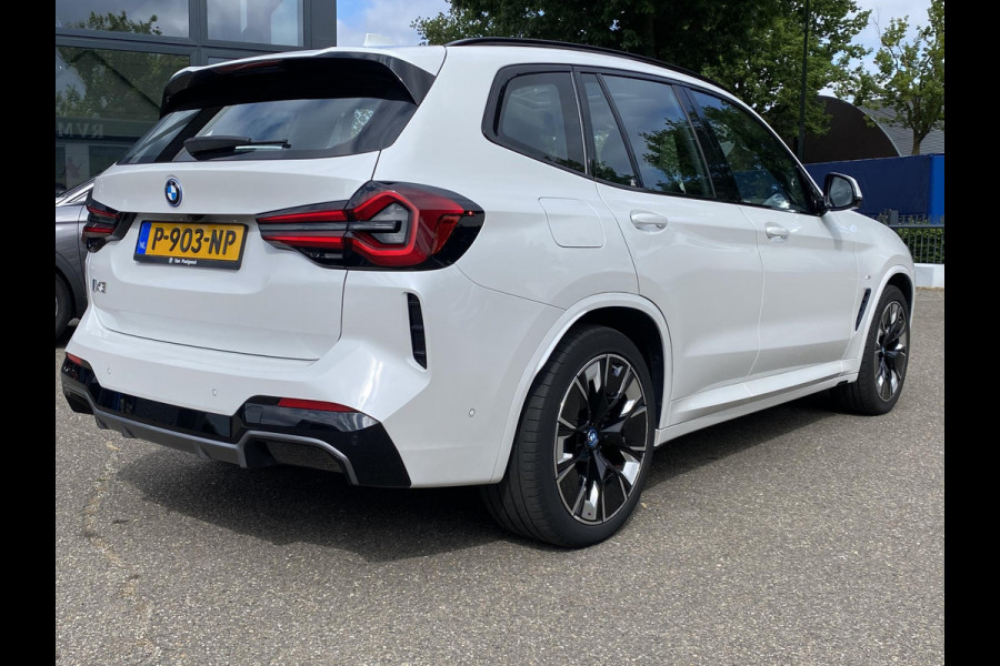 BMW iX3 High Executive 80 kWh M SPORT DEALER ONDERHOUDEN | MEGA COMPLEET (oa: DRIVING ASSIST.PROFF.-HARMAN KARDON-DODE HOEK-ELECTR.STOELEN-ADAPTIEF ONDERSTEL etc.) | RIJKLAARPIJS incl. 12mnd BOVAG
