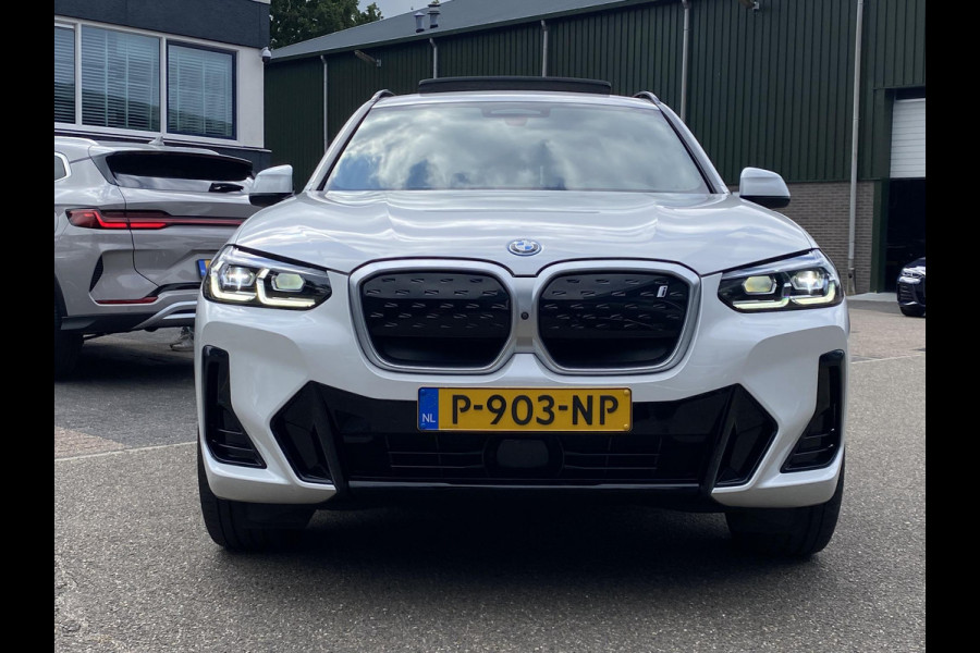 BMW iX3 High Executive 80 kWh M SPORT DEALER ONDERHOUDEN | MEGA COMPLEET (oa: DRIVING ASSIST.PROFF.-HARMAN KARDON-DODE HOEK-ELECTR.STOELEN-ADAPTIEF ONDERSTEL etc.) | RIJKLAARPIJS incl. 12mnd BOVAG