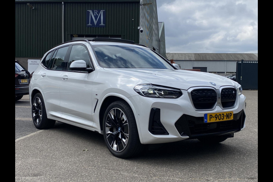 BMW iX3 High Executive 80 kWh M SPORT DEALER ONDERHOUDEN | MEGA COMPLEET (oa: DRIVING ASSIST.PROFF.-HARMAN KARDON-DODE HOEK-ELECTR.STOELEN-ADAPTIEF ONDERSTEL etc.) | RIJKLAARPIJS incl. 12mnd BOVAG