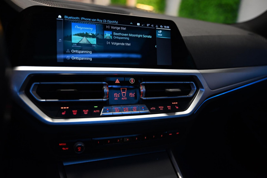 BMW 3 Serie Touring 330e M-Sport - Laser - Adapt. Cruise Control - Panoramadak - Keyless Entry - Stoelverwarming - Camera