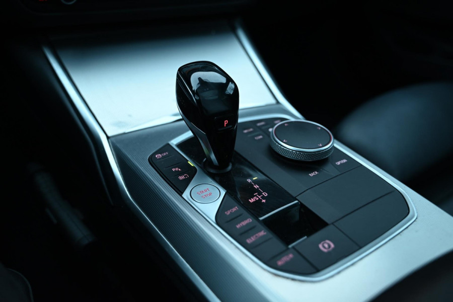 BMW 3 Serie Touring 330e M-Sport - Laser - Adapt. Cruise Control - Panoramadak - Keyless Entry - Stoelverwarming - Camera