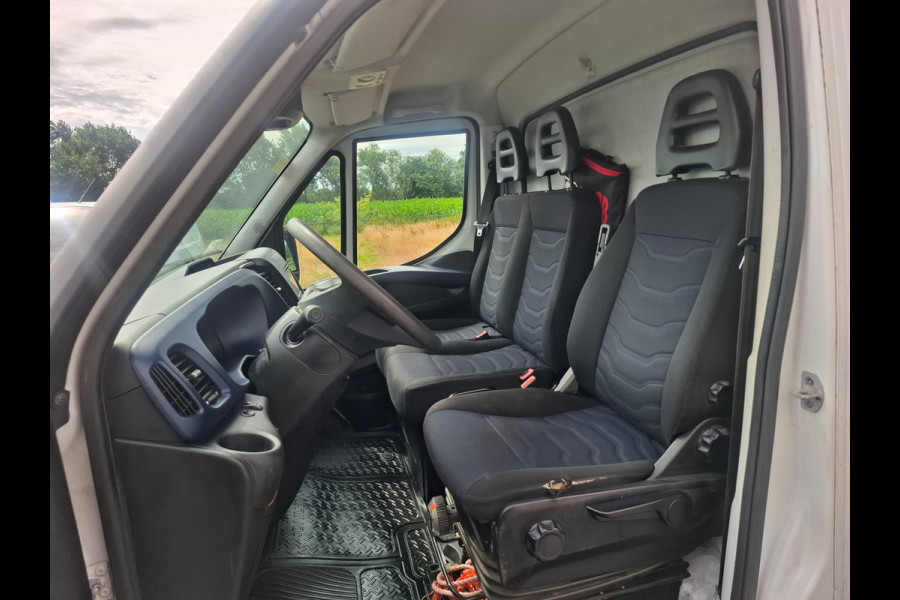 Iveco Daily 3.0I CNG EURO-6 375 35S14N Automaat HIAB Kraan Laadbak 3-Persoons Ecc Trekhaak Camera Blue power Alpine 2-Din Infotainment Sys. Bluetooth Opbergkasten Betonplex Vloer Compressed Natural Gas (CNG) Voertuig 1e Eigenaar Euro 6