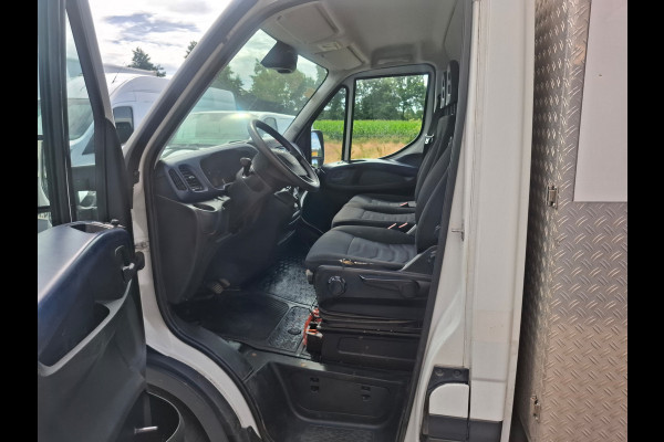 Iveco Daily 3.0I CNG EURO-6 375 35S14N Automaat HIAB Kraan Laadbak 3-Persoons Ecc Trekhaak Camera Blue power Alpine 2-Din Infotainment Sys. Bluetooth Opbergkasten Betonplex Vloer Compressed Natural Gas (CNG) Voertuig 1e Eigenaar Euro 6