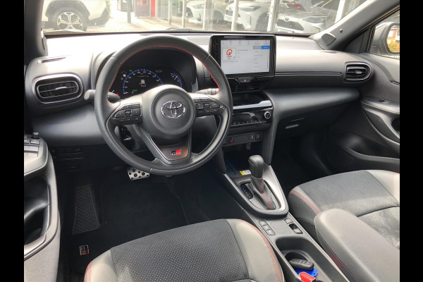 Toyota Yaris Cross 1.5 Hybrid GR Sport | Trekhaak, Parkeersensoren, Half Leer, Elektrische achterklep, Smart Connect, Stoelverwarming