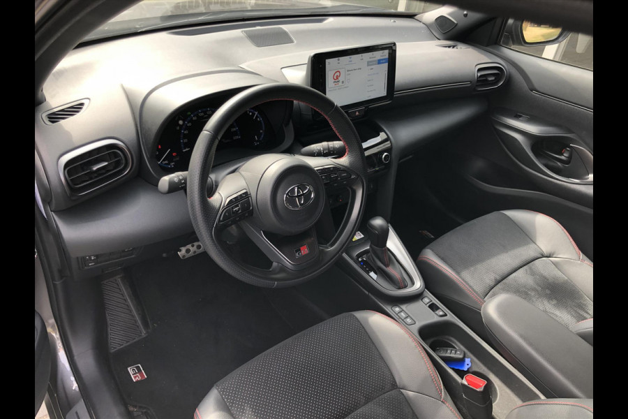 Toyota Yaris Cross 1.5 Hybrid GR Sport | Trekhaak, Parkeersensoren, Half Leer, Elektrische achterklep, Smart Connect, Stoelverwarming