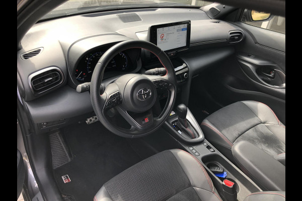 Toyota Yaris Cross 1.5 Hybrid GR Sport | Trekhaak, Parkeersensoren, Half Leer, Elektrische achterklep, Smart Connect, Stoelverwarming