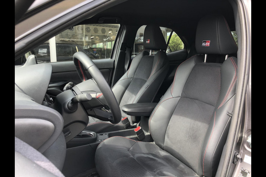Toyota Yaris Cross 1.5 Hybrid GR Sport | Trekhaak, Parkeersensoren, Half Leer, Elektrische achterklep, Smart Connect, Stoelverwarming