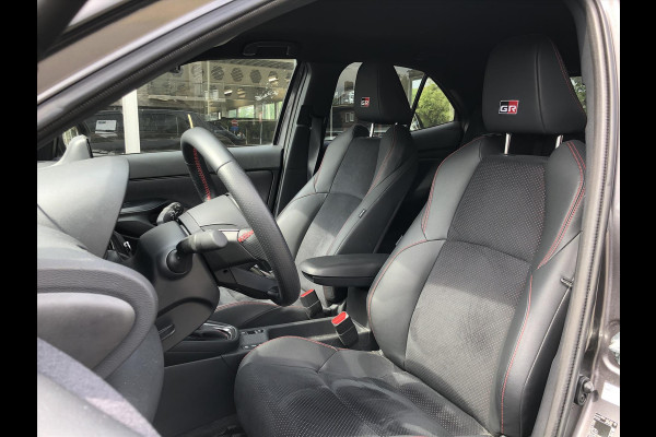 Toyota Yaris Cross 1.5 Hybrid GR Sport | Trekhaak, Parkeersensoren, Half Leer, Elektrische achterklep, Smart Connect, Stoelverwarming