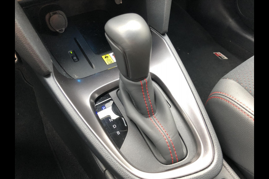 Toyota Yaris Cross 1.5 Hybrid GR Sport | Trekhaak, Parkeersensoren, Half Leer, Elektrische achterklep, Smart Connect, Stoelverwarming