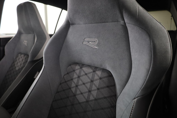 Volkswagen Golf 1.5 eTSI R-Line DSG (Automaat) | Verlengde garantie | Panorama dak | Harman Kardon | Head Up Display | Matrix koplampen | Standkachel |