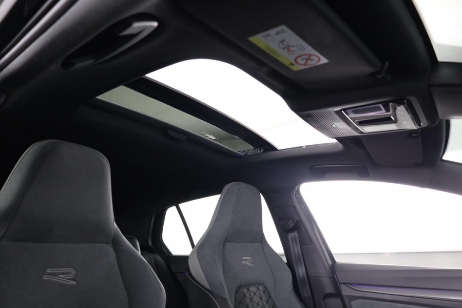 Volkswagen Golf 1.5 eTSI R-Line DSG (Automaat) | Verlengde garantie | Panorama dak | Harman Kardon | Head Up Display | Matrix koplampen | Standkachel |