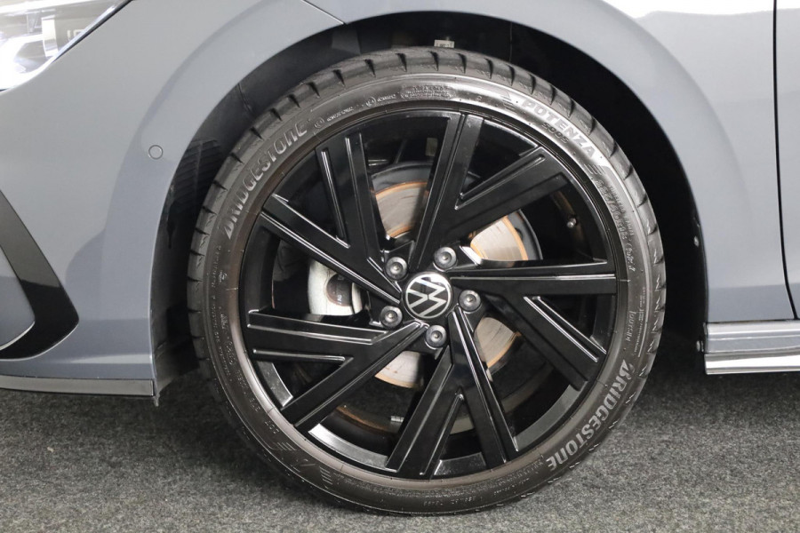 Volkswagen Golf 1.5 eTSI R-Line DSG (Automaat) | Verlengde garantie | Panorama dak | Harman Kardon | Head Up Display | Matrix koplampen | Standkachel |
