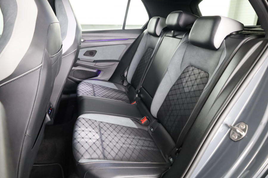 Volkswagen Golf 1.5 eTSI R-Line DSG (Automaat) | Verlengde garantie | Panorama dak | Harman Kardon | Head Up Display | Matrix koplampen | Standkachel |