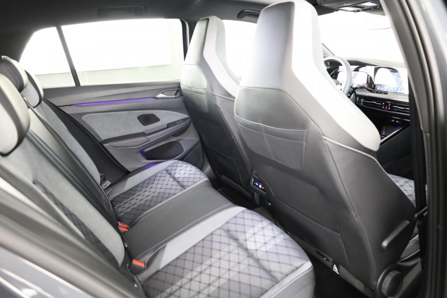 Volkswagen Golf 1.5 eTSI R-Line DSG (Automaat) | Verlengde garantie | Panorama dak | Harman Kardon | Head Up Display | Matrix koplampen | Standkachel |