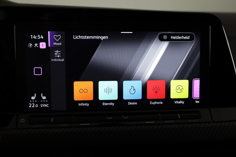 Volkswagen Golf 1.5 eTSI R-Line DSG (Automaat) | Verlengde garantie | Panorama dak | Harman Kardon | Head Up Display | Matrix koplampen | Standkachel |